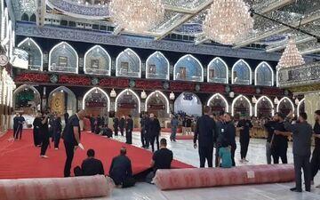 ویدئو / حرم حضرت عباس (ع) سیاه‌پوش شد؛ آماده‌سازی کربلا برای ماه محرم