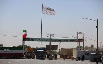  فاجعه در مرز ایران و افغانستان/ قطعی اینترنت ۸۰۰ کامیون را زمین‌گیر کرد 