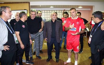 سوپرمن آهنین با شماره 4 و بازوبند کاپیتانی