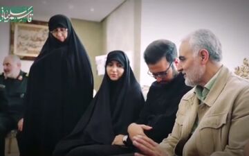 حضور سردار سلیمانی در منزل شهید خوش‌لفظ +فیلم 