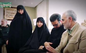 حضور سردار سلیمانی در منزل شهید خوش‌لفظ +فیلم 