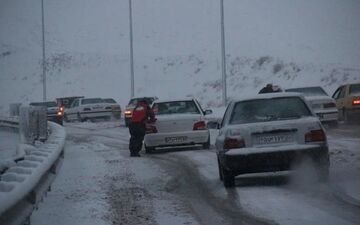 رهاسازی ۹۴۵ خودرو از برف/اسکان اضطراری ۵۳۲۰ نفر