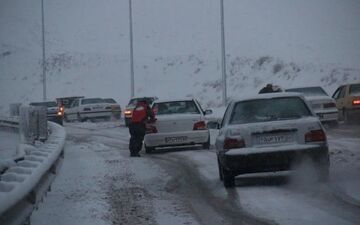 رهاسازی ۹۴۵ خودرو از برف/اسکان اضطراری ۵۳۲۰ نفر