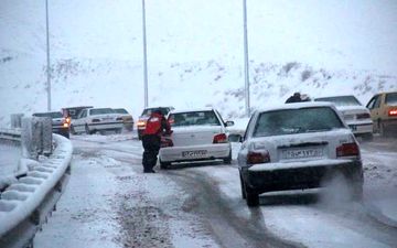 رهاسازی ۹۴۵ خودرو از برف/اسکان اضطراری ۵۳۲۰ نفر