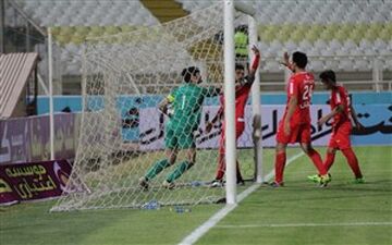  شریفی می خواست توپ را به زور ببرد /  گردان: خلعتبری چشمه ریزی از حرکاتش را نشان داد 