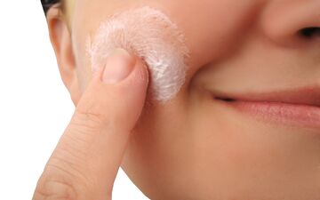 چگونه لکه های سیاه پوستی را از بین ببریم؟ + 6 درمان خانگی