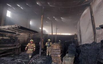 آتش‌سوزی گسترده در کارگاه پارچه در جاده ورامین؛ یک کارگر مصدوم شد
