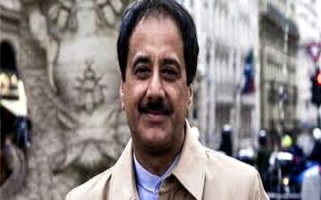  «حمید معصومی نژاد» در ایتالیا در کنار خودروی ایرانی