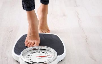 
اگر میخواهید وزن کم کنید این کارها را انجام ندهید| کارهای ممنوعه برای کاهش وزن
