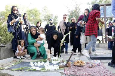 گزارش تصویری سالگرد دکتر ایراندخت میرهادی زشک انسان دوست و مردمی؛ هنرمند، شاعر، نویسنده و هنرپیشه تئاتر همدان