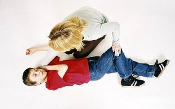 در هنگام تشنج کودک چه کنیم