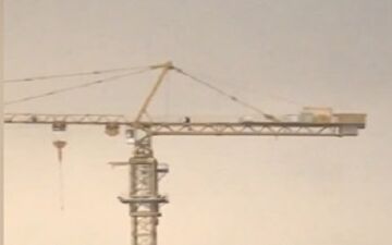 نماز خواندن یک کارگر بر روی بزرگترین جرثقیل در ونک + فیلم 