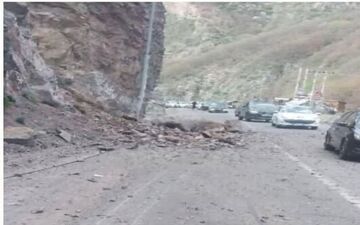 ریزش سنگ در محور کندوان/ یک نفر زخمی شد