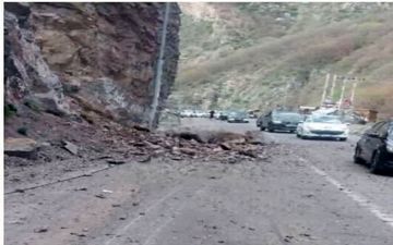 ریزش سنگ در محور کندوان/ یک نفر زخمی شد