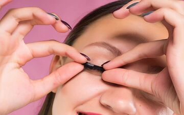 چگونه چسب مژه‌های مصنوعی را بدون آسیب به پلک‌ها برداریم؟

