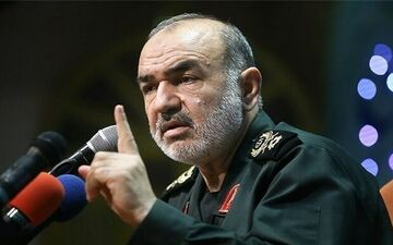 تا رفع کامل مشکلات از پا نمی‌نشینیم