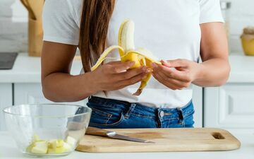 تأثیر شگفت‌انگیز خوردن موز قبل از خواب بر کاهش استرس و خواب بهتر