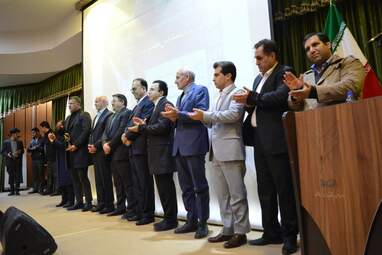 اهدای تندیس مهر حقوق بشر به علی دایی اسوره فوتبال ایران در کرمانشاه