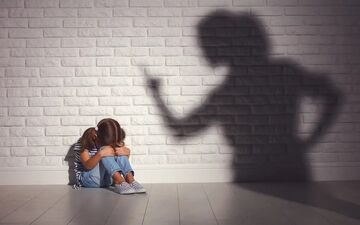 والدین سمی دارای چه ویژگی هایی هستند؟

