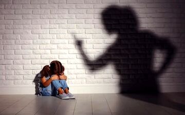والدین سمی دارای چه ویژگی هایی هستند؟

