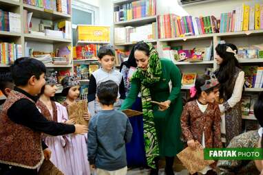 اجرای شاهنامه‌خوانی گروه همایون به مناسبت جشن مهرگان در شهر کتاب کرمانشاه