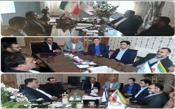 دیدار علیرضا امیرحسنخانی معاون اجرائی بیمه آرمان با محمدحضرت پور شهردار ارومیه 
