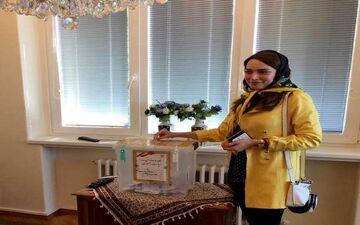 رای دادن بهنوش طباطبایى در انتخابات 96 در جمهورى چک + عکس