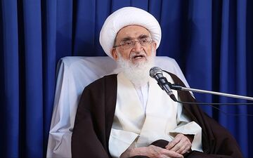 آیت‌الله نوری‌همدانی: خدمات پرستاران و پزشکان اجر الهی دارد