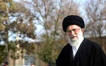 حضور رهبر انقلاب بر مزار پدرشان 