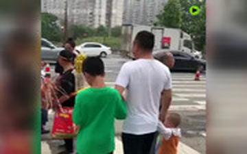 موبایل باعث می‌شود تا پدرت را اشتباه بگیری