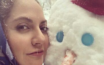 سلفی جالب مهناز افشار در یک روز برفی