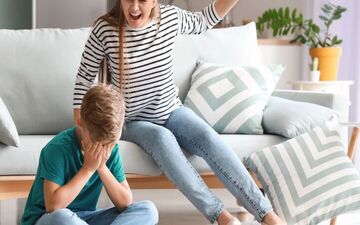 والدین سخت گیر چه آسیبی به سلامت روان کودکان می زنند؟

