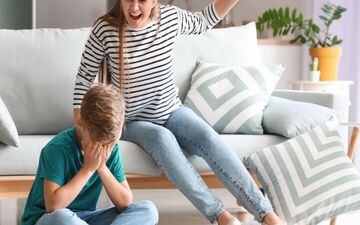 والدین سخت گیر چه آسیبی به سلامت روان کودکان می زنند؟


