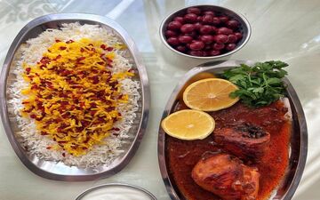 بیا بهت بگم چطور یک مرغ شکم پر مجلسی با گردو و رب انار بدون فر درست کنی!