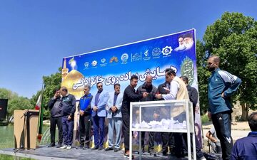  همایش بزرگ پیاده روی خانوادگی در کرمانشاه برگزار شد