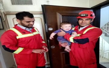 نجات کودک ۶ ماهه محبوس شده در منزل مسکونی توسط آتش‌نشانان کرمانشاهی



