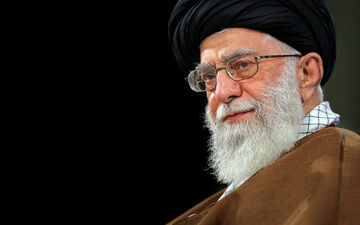 
آغاز سخنرانی تلویزیونی رهبر انقلاب در روز ولادت پیامبر(ص)
