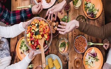  بدترین غذاهایی که قبل از خواب می‌توانید بخورید