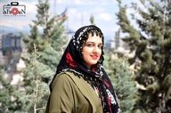 ترانه‌هایی با طعم طنز و تأمل» | گفت‌وگو با رومینا ایران‌پناه آزاد، ترانه‌سرای نمایش «ریش فیدل، غبغب مرکل