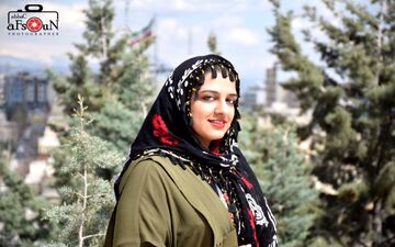 ترانه‌هایی با طعم طنز و تأمل» | گفت‌وگو با رومینا ایران‌پناه آزاد، ترانه‌سرای نمایش «ریش فیدل، غبغب مرکل