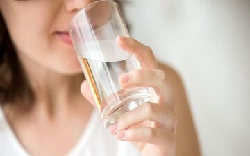 به این 6 دلیل به جای آب سرد آب گرم بنوشید