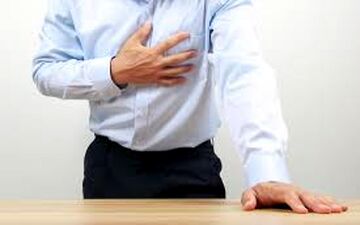 درد زیر دنده‌ها، زنگ خطر جدی؛ از اختلالات کیسه صفرا تا مشکلات کبد!
