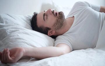 معمای خروپف: چرا صدایی که دیگران را کلافه می‌کند، صاحبش را بیدار نمی‌کند؟