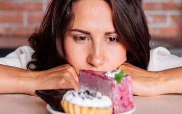 بعد از غذا خوردن میل به مصرف شیرینی دارید؟ این گونه کنترل کنید