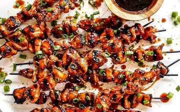 رازهای خوشمزه شدن چیکن یاکیتوری؛ طرز تهیه در تابه، فر و روی زغال