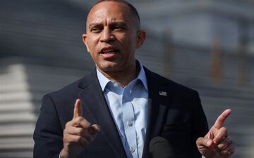 طعنه رهبر دموکرات‌ها به ترامپ: تغییر رژیم به کنگره آمریکا خواهد آمد 