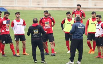  عکس یادگاری پرسپولیسی‌ها با جام قهرمانی و صحبت‌ گرشاسبی با هواداران