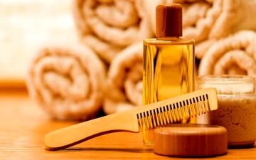 هرگز به موهایتان عطر نزنید | اثرات مخرب عطر روی موها که نمی‌دانستید