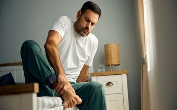 گرفتگی عضلات پا در شب؛ زنگ خطری برای بیماری‌های پنهان و خطرناک