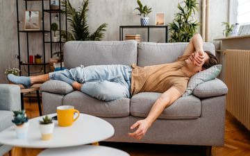 چرا هر روز در یک زمان خاص احساس خواب‌آلودگی می‌کنیم؟
